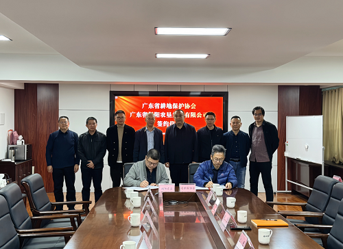 举行签约仪式2.png
